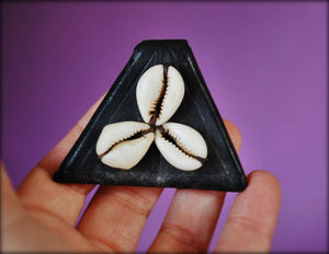 Tuareg Cowrie Shell Leather Amulet - Tribal Tuareg Pendant - Tuareg Gris Gris Amulet